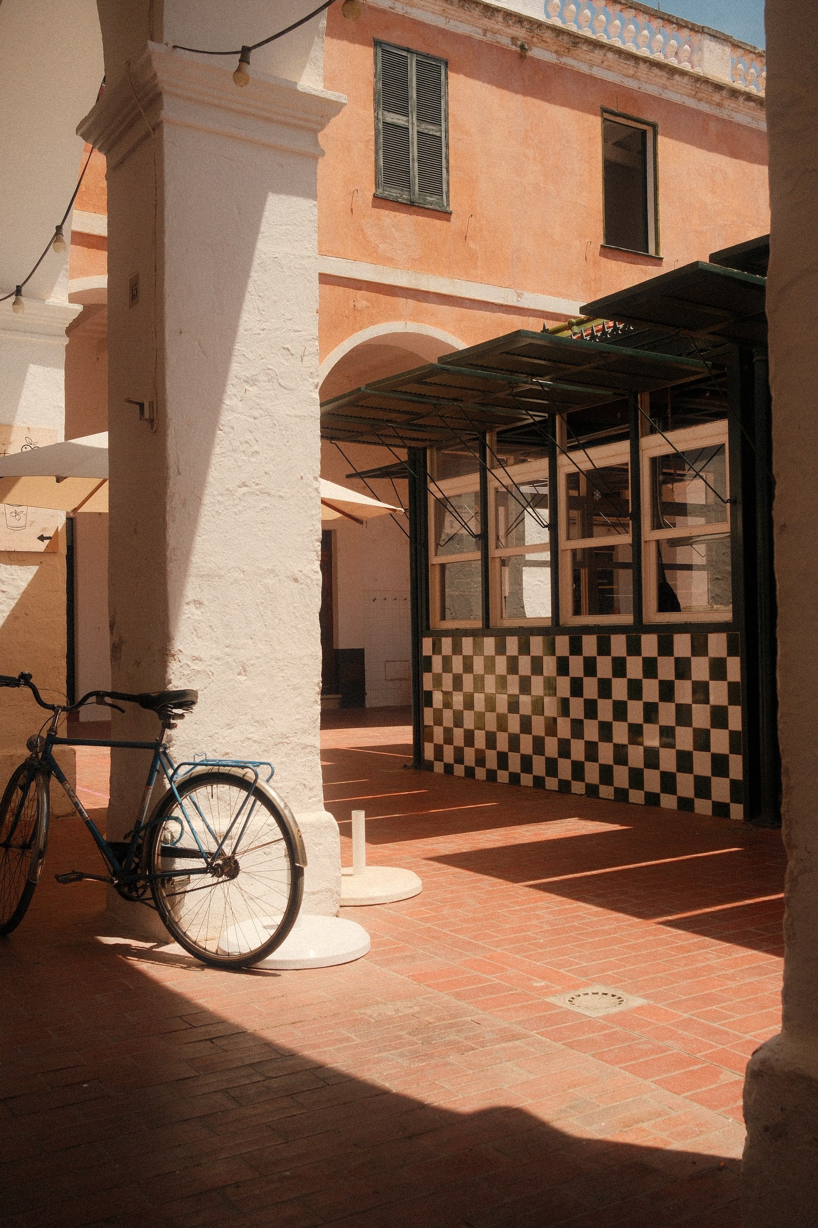 Patio con bicicleta, Menorca interior